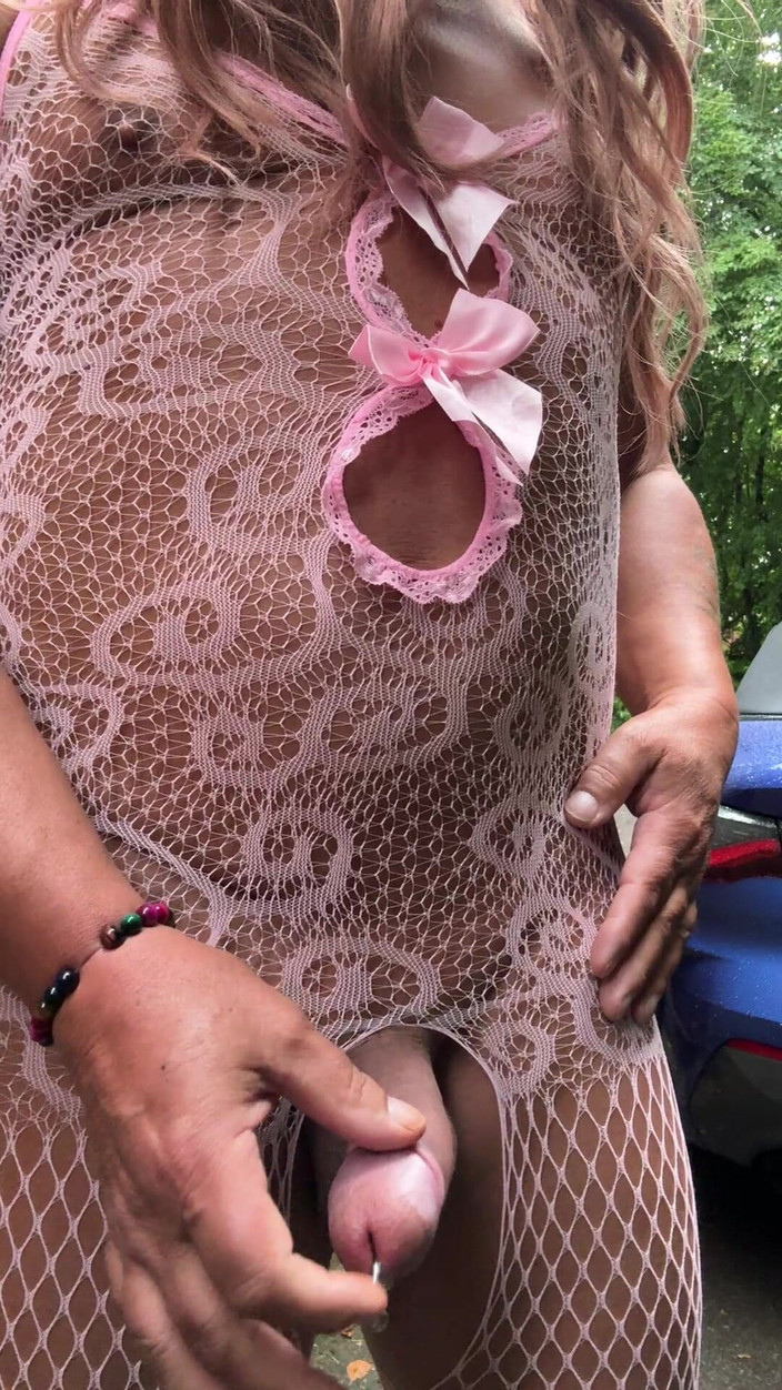 Kellycd2022: セクシーな女装者 Kellycd2022 ピンクの網タイツのボディスーツとヒールの早朝のクイックビデオ