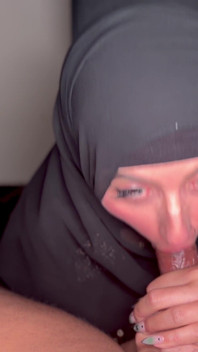 Hijabi-vrouw zuigt in het geheim een zwarte pik