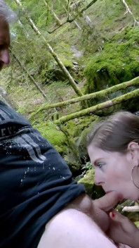 Întâlnirea în aer liber a milf-ului belgian Alice Maze cu Terry Kemaco lângă râu