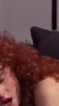 Zralá zrzka s velkými prsy dostane ošukanou kundičku a zadek