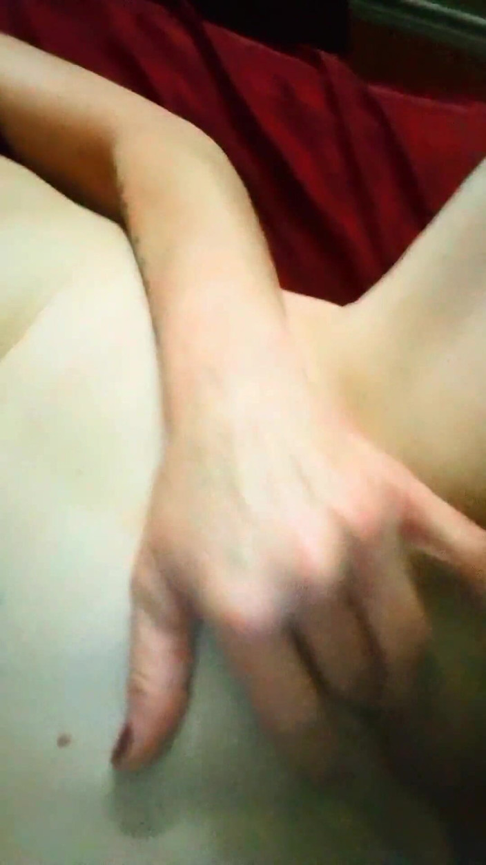 Bombstick and Trouble: O matură sexy blondă își fute cu degetele pizda rasă perfectă