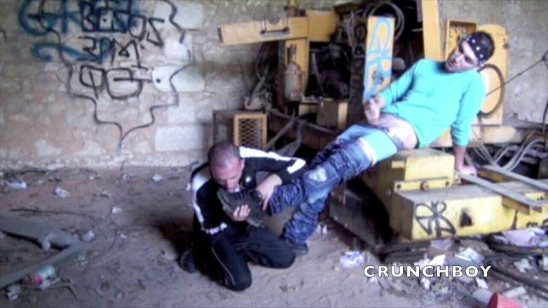 Sneaker gay: Senakerのsubmssion屋外によって彼の親友