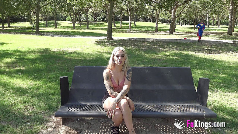 FAKings: 金发宝贝被超人干！她没想到那根鸡巴