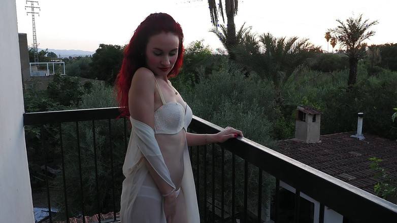 Arielortizx: 彼女の継娘は、バルコニーで継父に自分をうまく触る方法を教えます