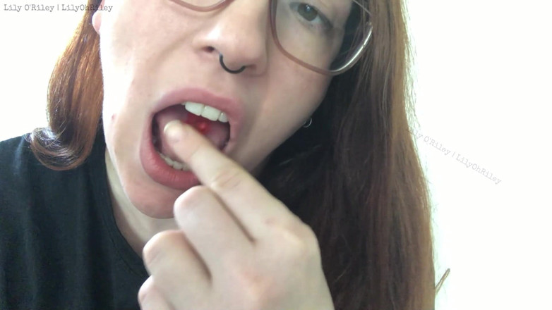 Lily O'Riley: Konsumsi Beruang Gummy dengan Suara Mulut