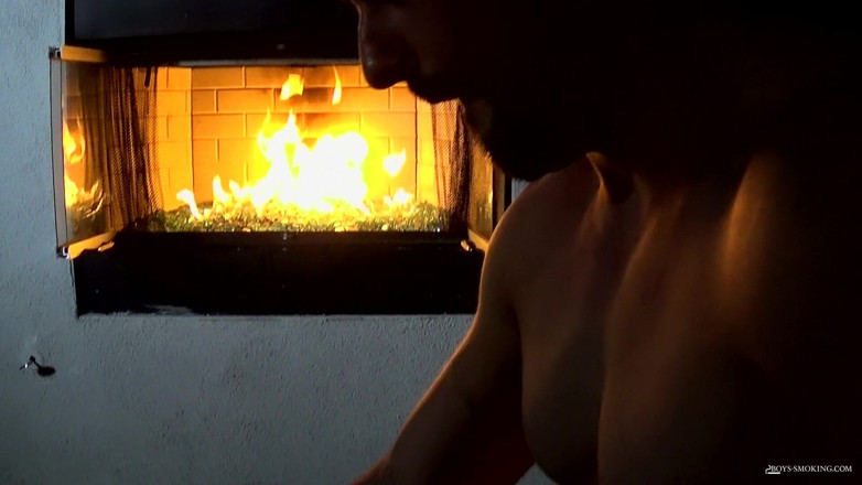 Boys Smoking: Großer maurer, der im garten raucht