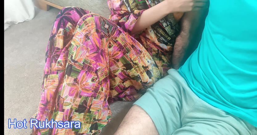 hot_rukhsara: Hintli orta yaşlı seksi kadın yerde romantik seks yapıyor ve...