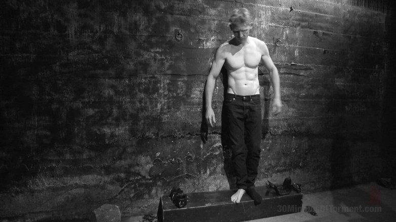 30 Minutes of Torment: Прямолинейного кикбоксера засунули во время съемки его порции спермы