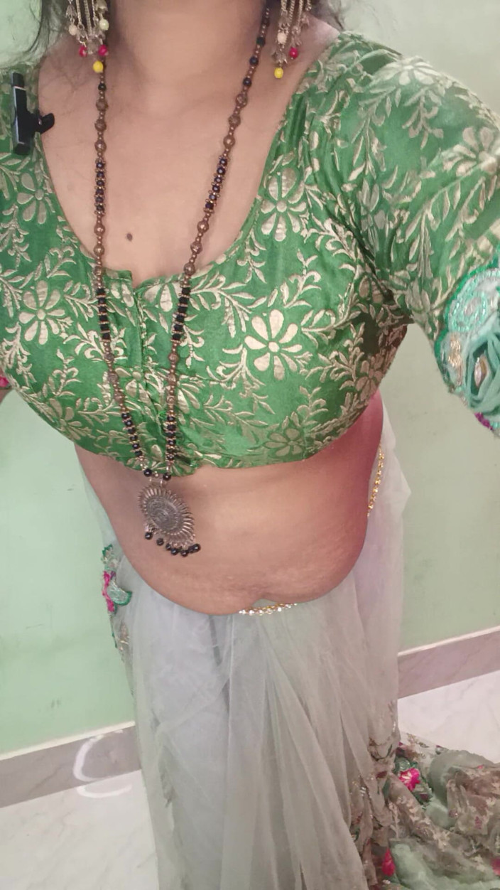 Kavita suman: Indische ehefrau in der hochzeit sari-tanz nackt tanzen klare stimme...