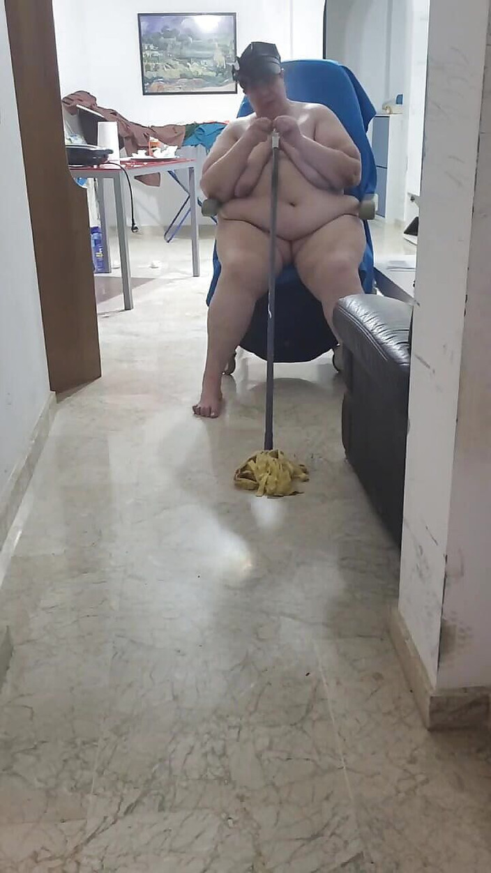 CoolMarina: パルミラ・ゴルディ。太った淫乱は彼女の猫を喜ばせて自分自身を楽しませます