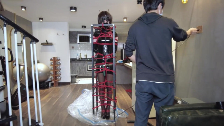 Aisan girl bondage: Mz32 - 금속 장치 내에 구속되어 진동 절정에 도달합니다.