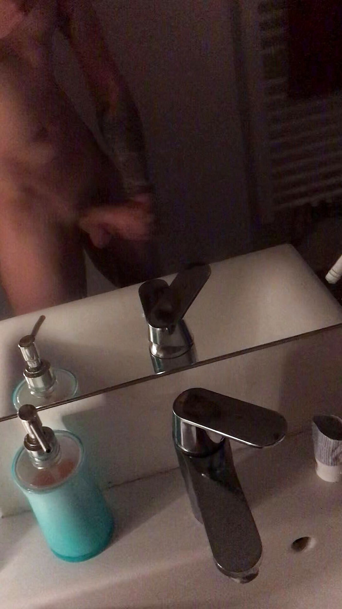 Horny nice guy: मैं बहुत कामुक हूँ, मेरा विशाल लंड चूसो