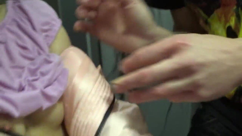 Dolls Cult: 삼인조? 엘리베이터에서의 섹스