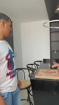 Eu como o entregador de pizza para evitar pagar por isso.