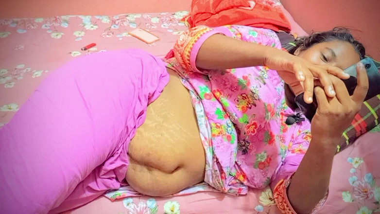 Riyamoni: Я имел секс с толстой подругой сегодня тоже, она разговаривает со своим мужем по телефону