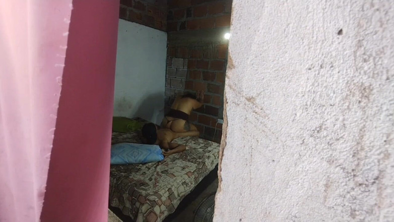 Adribella69: 새아빠의 친구를 따먹는 계모의 창녀를 보는데, 거의 그녀를 발견했어