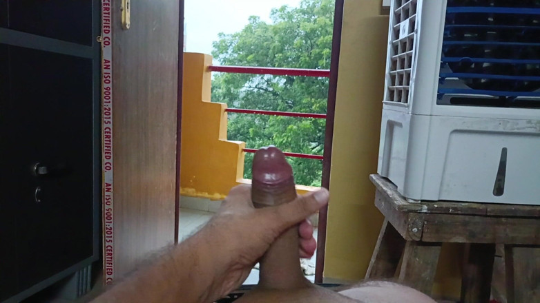 Desi shikha: India chico desnudo bajo la lluvia en balcón enorme polla...