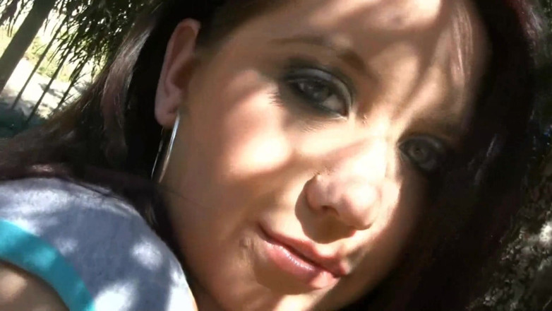 Injoy X: Giovane araba tettona mostra le sue tette fuori dalla casa