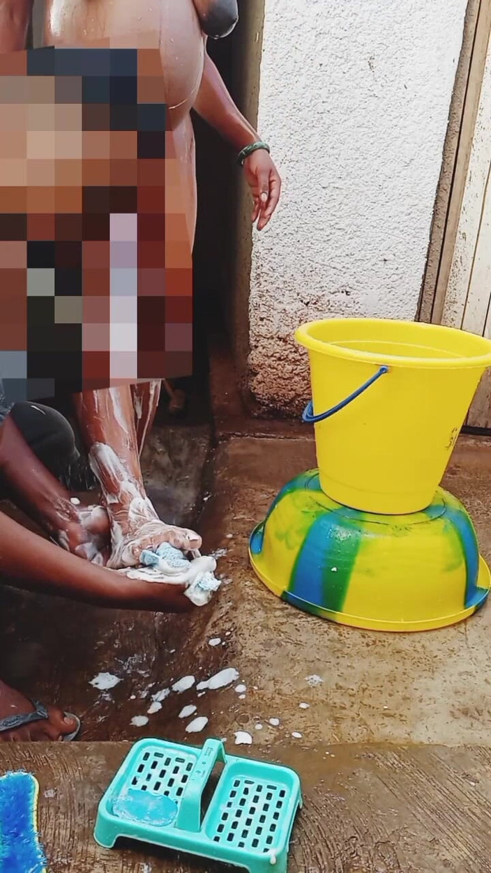 Me and my new slut: 더러운 환경에서 임신한 여친을 야외에서 목욕