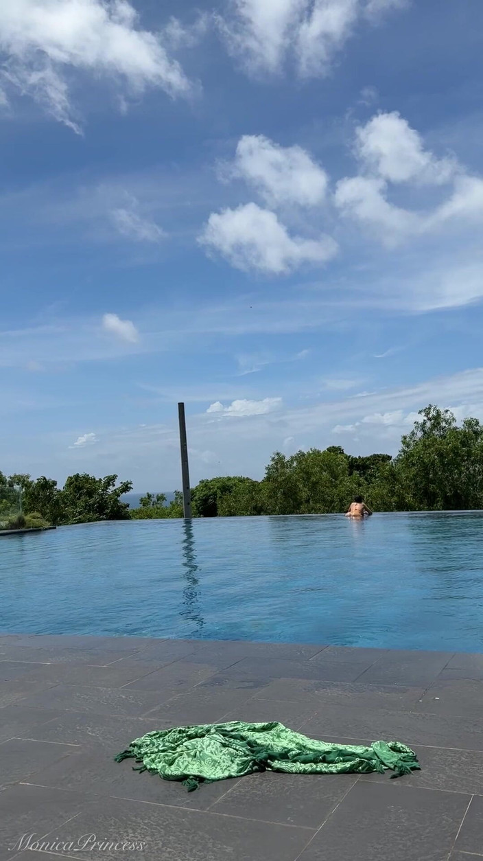 Princess Monica: Stuzzicamento in piscina in Micro bikini, Nuoto