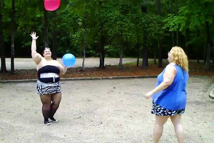 BBW nurse Vicki adventures with friends: Ми з Енджі Кімбер граємо з повітряними кулями збоку
