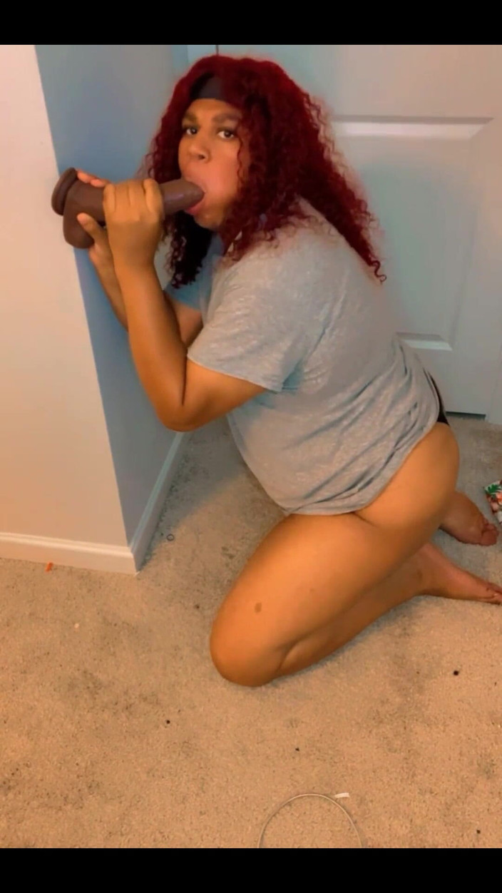 Hicktown_hoochi: De rodillas chupando un consolador bbc