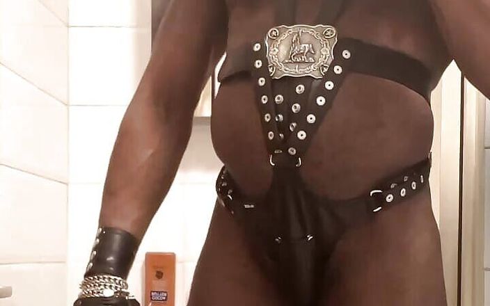 Black smoking muscle stepdad: Cowok berotot kulit hitam dengan lingerie seksi lagi asik ngocok...