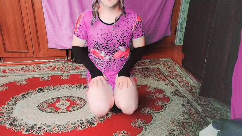 Kitty_Cross: 令人惊叹的 Femboy 交叉双腿靠在墙上