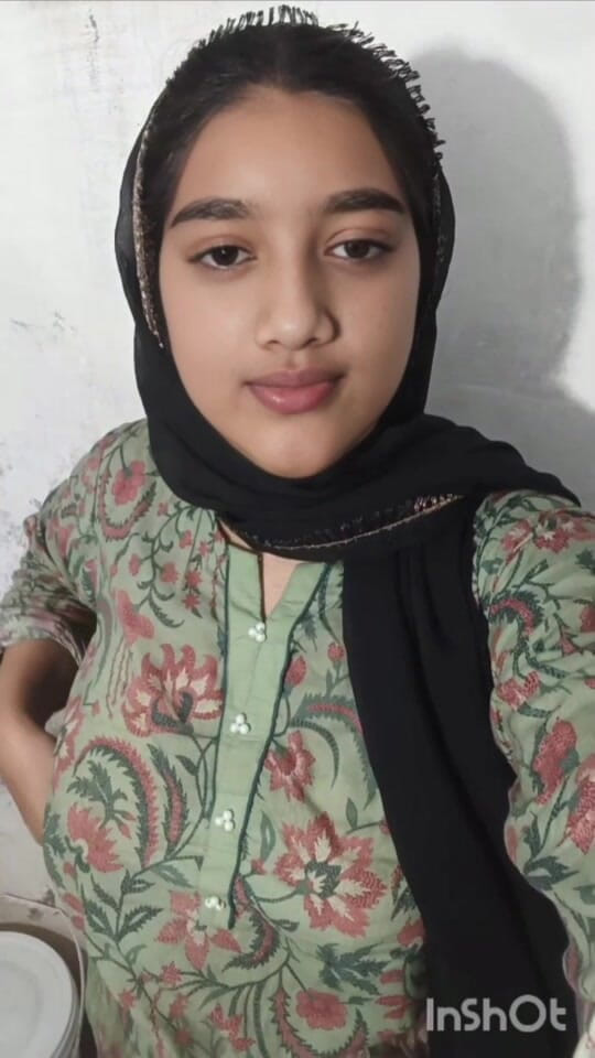 Naughty_Sana: Awek tudung cantik menunjukkan buah dada besar panas