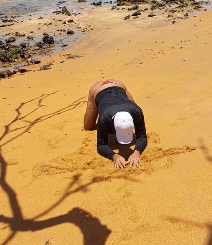 Ladysilvas: Ледісільва демонструє свою гарячу дупу в трусиках на пляжі