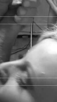 Büyük memeli sarışın orta yaşlı seksi kadın üç adam tarafından alınıyor - tüm delikler kullanılıyor