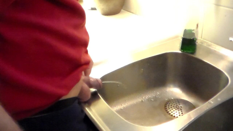 Sex hub male: 부엌 싱크대에서 오줌 싸는 John