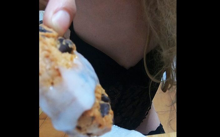 Ane Get Horny: Rode lippen komen klaar op koekjes eten