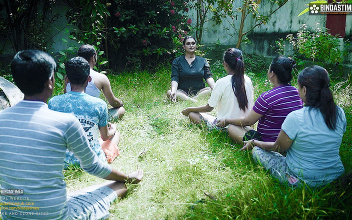 Cine Flix Media: Индийский учитель йоги с большими сиськами предлагает одному из ее студента трахнуть ее полный фильм