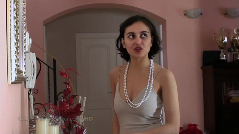 Spanking Server: Yasmeena riceve una bacchettare