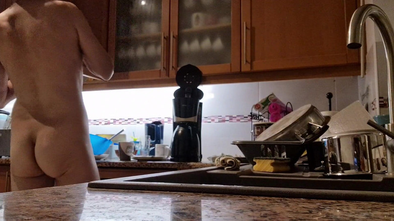 Rafael Torreano: Un papa lisse surpris à poil dans la cuisine en train...