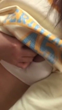 발정난 십대 아시아 손가락 그녀의 젖은 보지 깊숙이