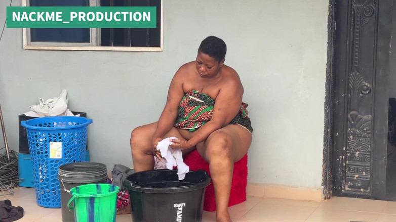 NACKME_PRODUCTION: Mama africană multitasks într-o duminică dimineața