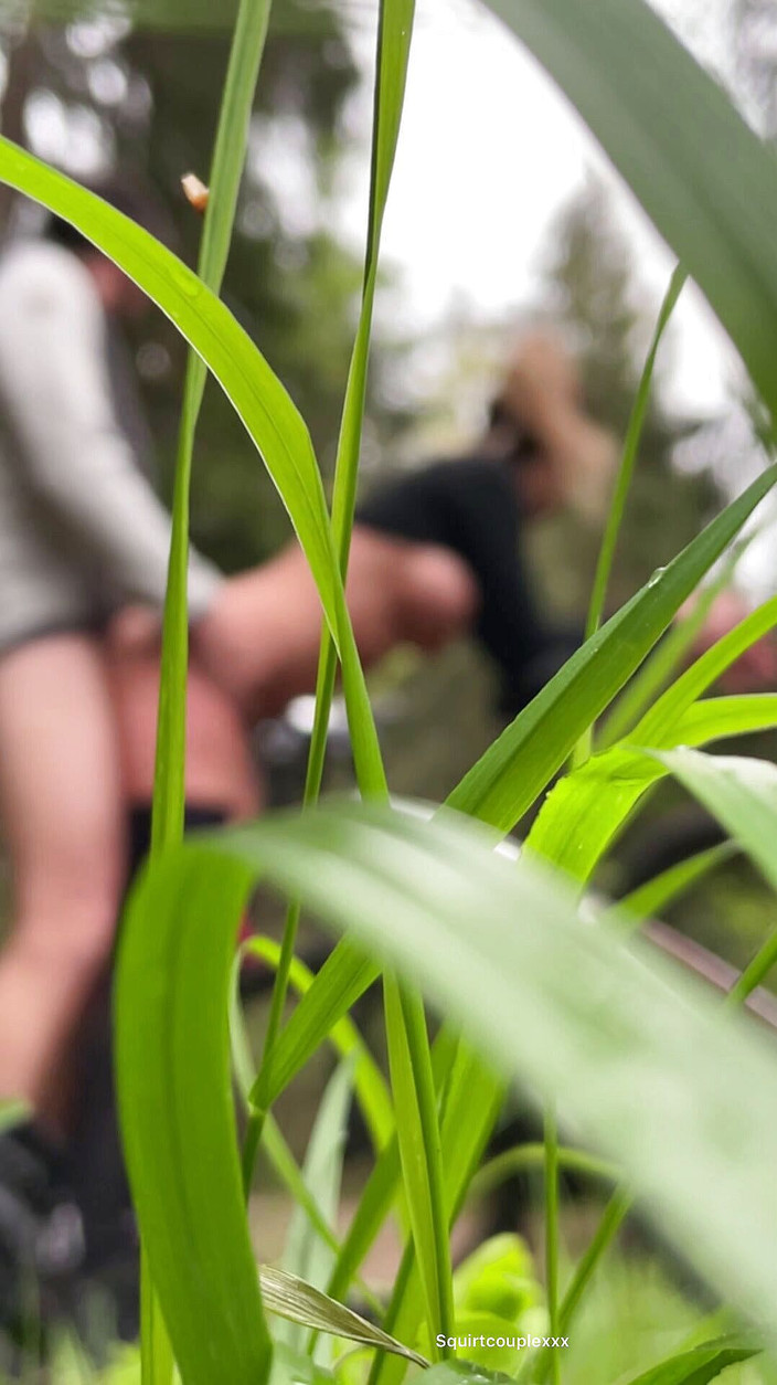Spuirtcouplexxxx: Tante seksi rambut pirang dientot di hutan di luar ruangan