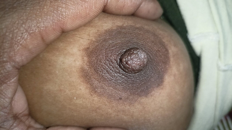 Desi Bhabhi 01: ガールフレンドを部屋に呼んでキスをした