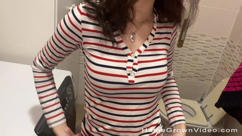 Homegrown Video: Memeknya muncrat di seluruh memeknya