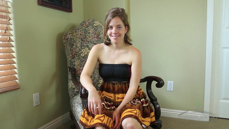 ATK Hairy: Anna udziela wywiadu, powoli rozbierając się z ubrania i dotykając...