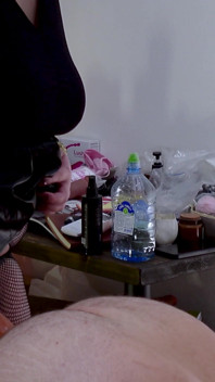 Beztabu beztabu MILF milenka stimuluje jeho zadek