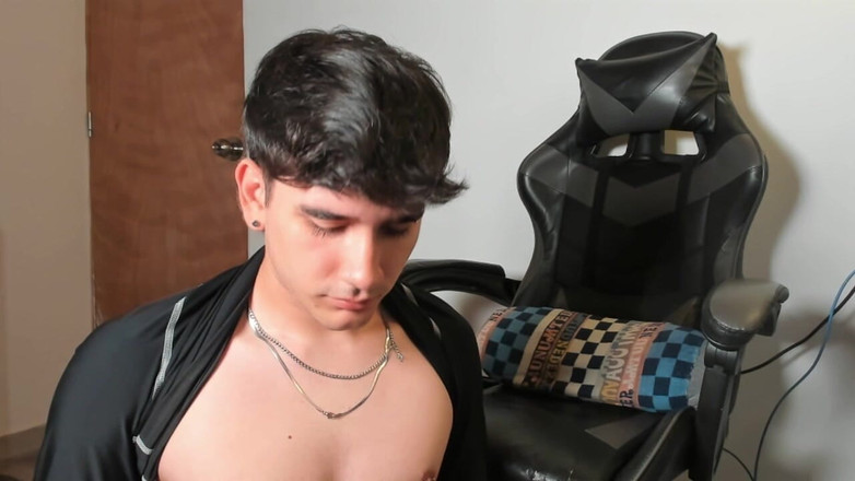 Leo J: Mladý Latino kouří dildo a masturbuje