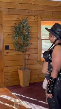 Cowgirl ontmoet haar nieuwe buurvrouw