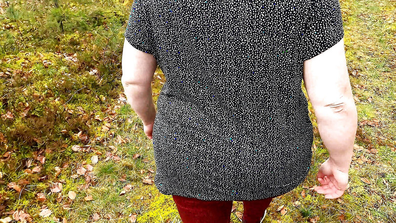 Bouncy Tits Action: 在树林里拍胸