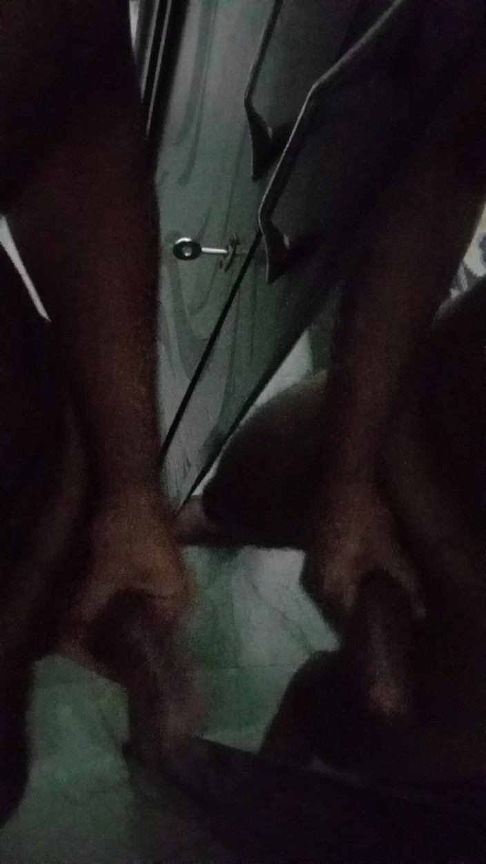 Raaz26d: Desi gespierde jongen geolied zijn lul en masturbeert voor de...