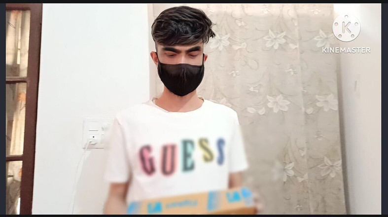 Desi__Panda: Zum ersten mal lutsch den lieferboten, weil ich sehr geil...