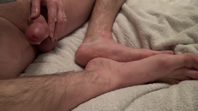 NakedFoxx: Lelaki lurus meletup tali air mani tebal di seluruh kaki...