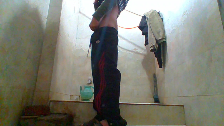 Zaid Valen: Pákistánský chlapec v koupelně